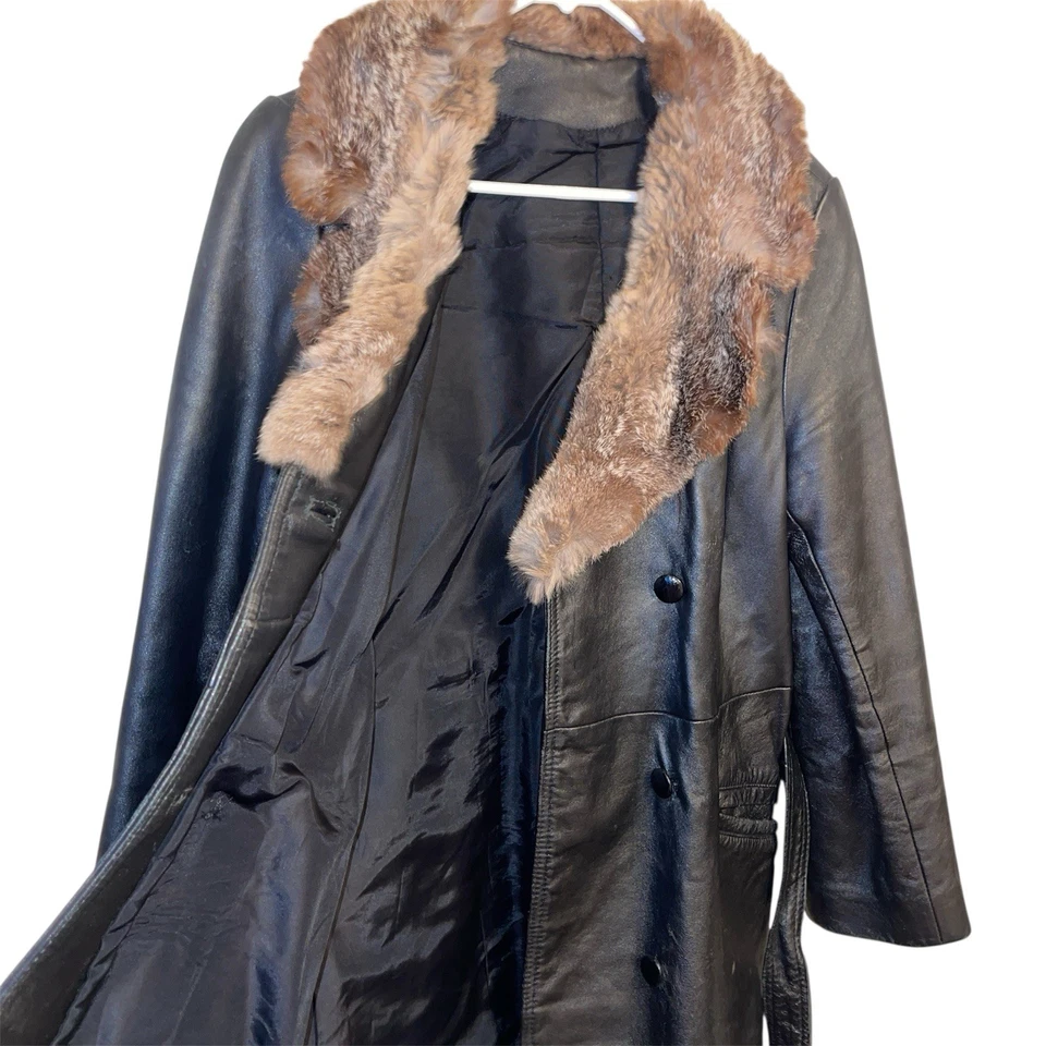 Gabardina de cuero vintage negra con cinturón años 70 con un lujoso cuello de piel M Foto 4 de 4