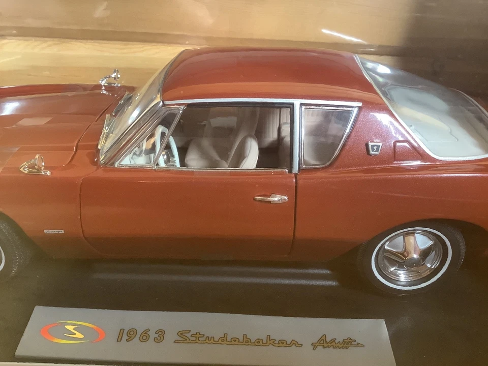 New 1:18 1963 Studebaker Avanti. Signature Models # 18101 unopened box - Image 3 of 4