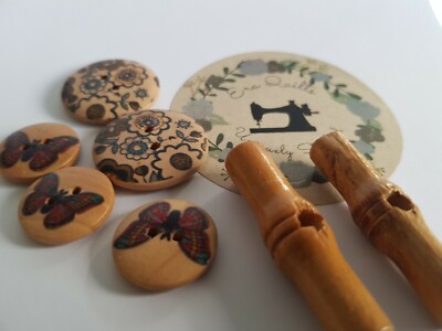Selection of retro wood flat and toggle buttons 7pcs, vary diam.col. light brown