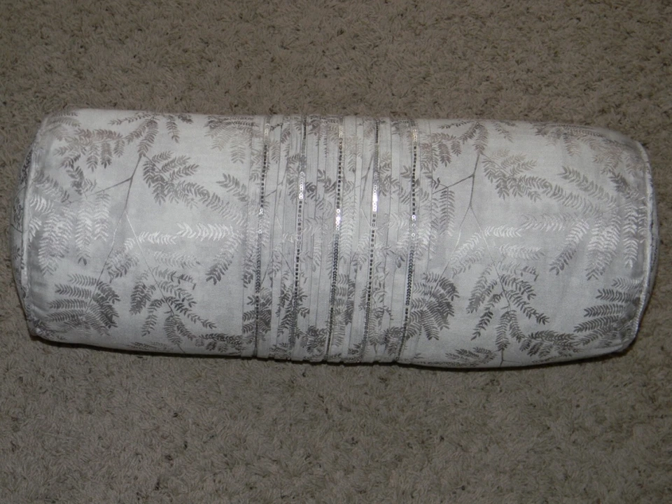 Almohada enrollable decorativa de damasco helecho plateado colección Hotel Collection 8x24 ~NUEVA CON ETIQUETAS~ Foto 3 de 4