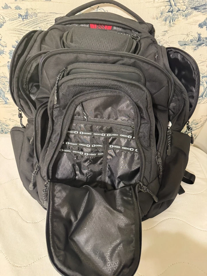 Mochila Ogio Renegade Pro Negra 25L tiene capacidad para portátil de 17" mucho almacenamiento Foto 2 de 4