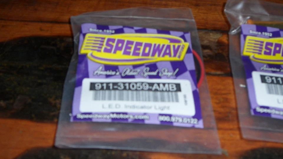 2X lâmpadas indicadoras LED âmbar universal Speedway Motors #91131059 - Imagem 3 de 4