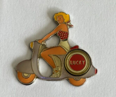 Pin's Pin-up Lucky Strike - Jeep Willys Et Soldat US (occasion, Métal)