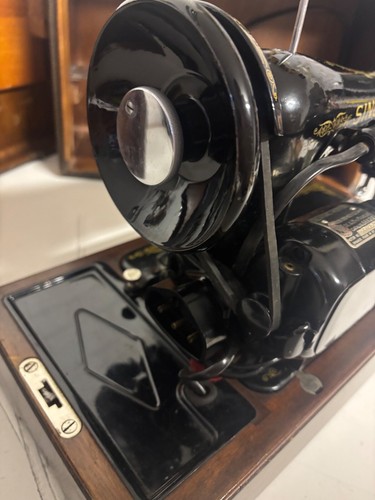 Singer Sewing Machine 99K 1935 With Original Manual & Case + Extras - Picture 9 of 24