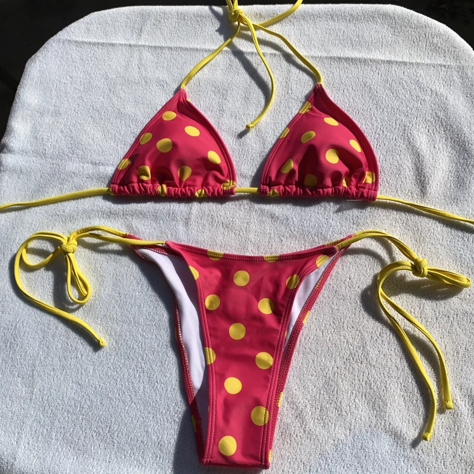 Bikini pequeño rojo brillante y amarillo a lunares triángulo parte superior lazo parte inferior lateral Foto 2 de 4
