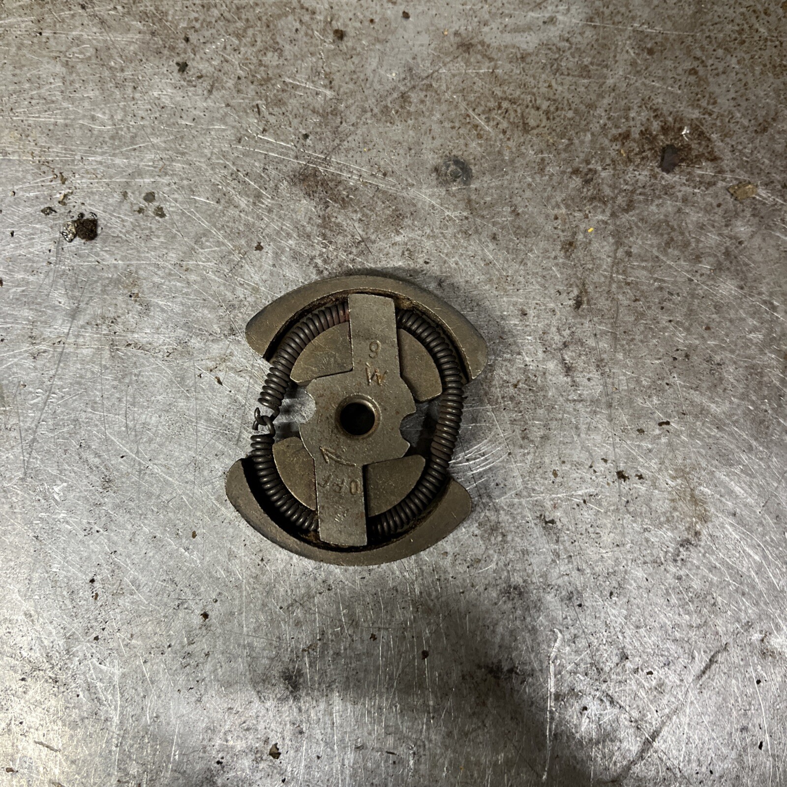 Poulan PP4620AV 2155 2175 2375 PP310 PP315 2050LE 2150LE Chainsaw Clutch Replacement-image