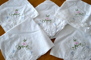 5 VTG BATTENBERG LACE NAPKINS EMBROIDERED FLORALS WHITE PINK GREEN 15" COTTAGE