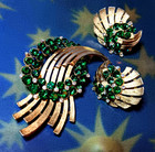 Vtg Trifari Emerald Green Clear Rhn Brushed Gold Tone Brooch Clip Earrings Set — photo 2