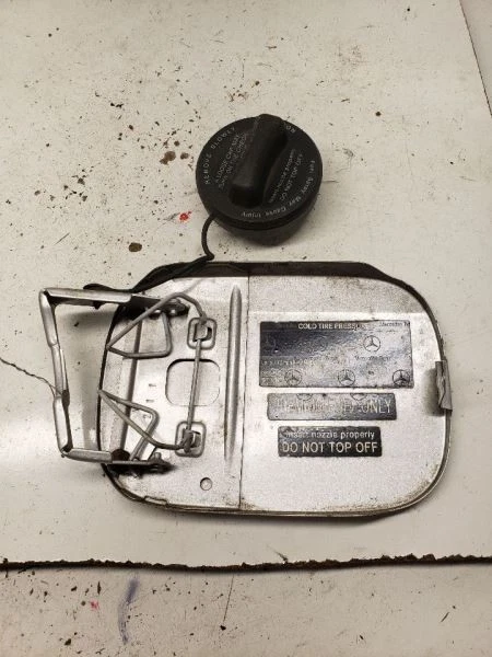 E500 2004 Fuel Filler Door 1122859 - Image 3 of 4