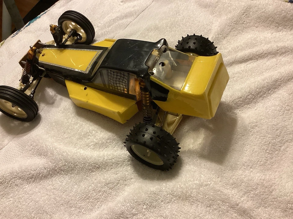 RC10 Team Associated Electric Racing RC  Off Road Buggy Gold Pan Vintage  - Image 2 of 4
