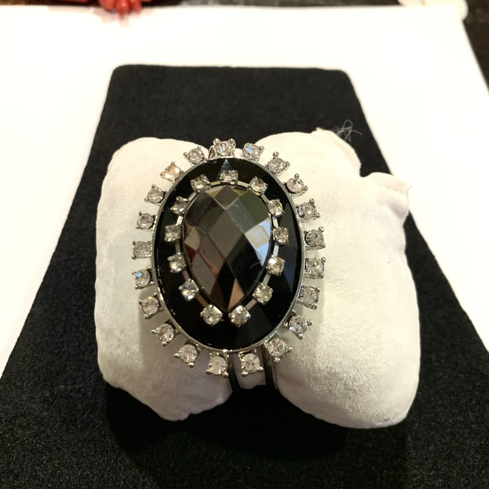 Pulsera blanca y negra con pedrería gruesa brazalete de metal bisutería Foto 2 de 4