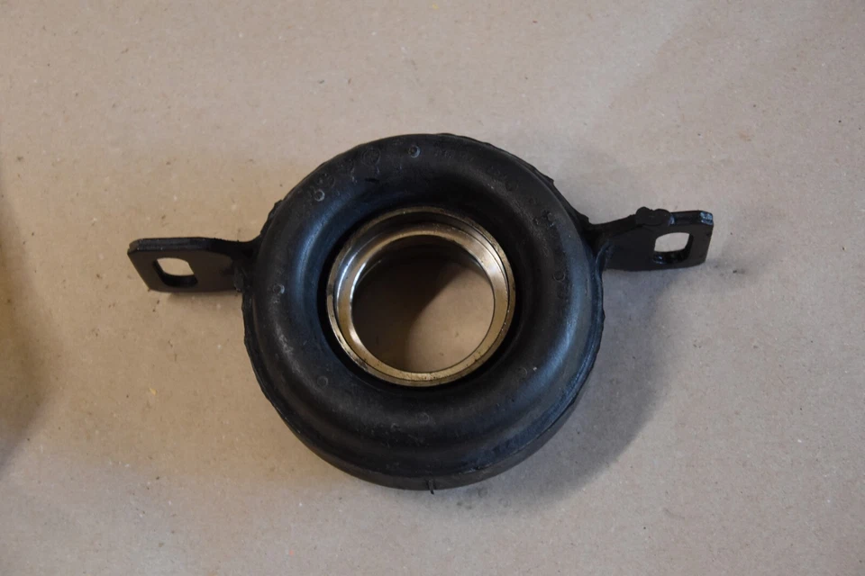 Propeller shaft support for MAZDA B2000 B2200 B2600 OEM number: P030-25-310C - Image 2 of 3