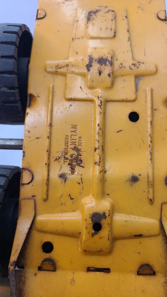 Reparación de restauración envejecida excavadora Bull NYLINT de colección Foto 3 de 4