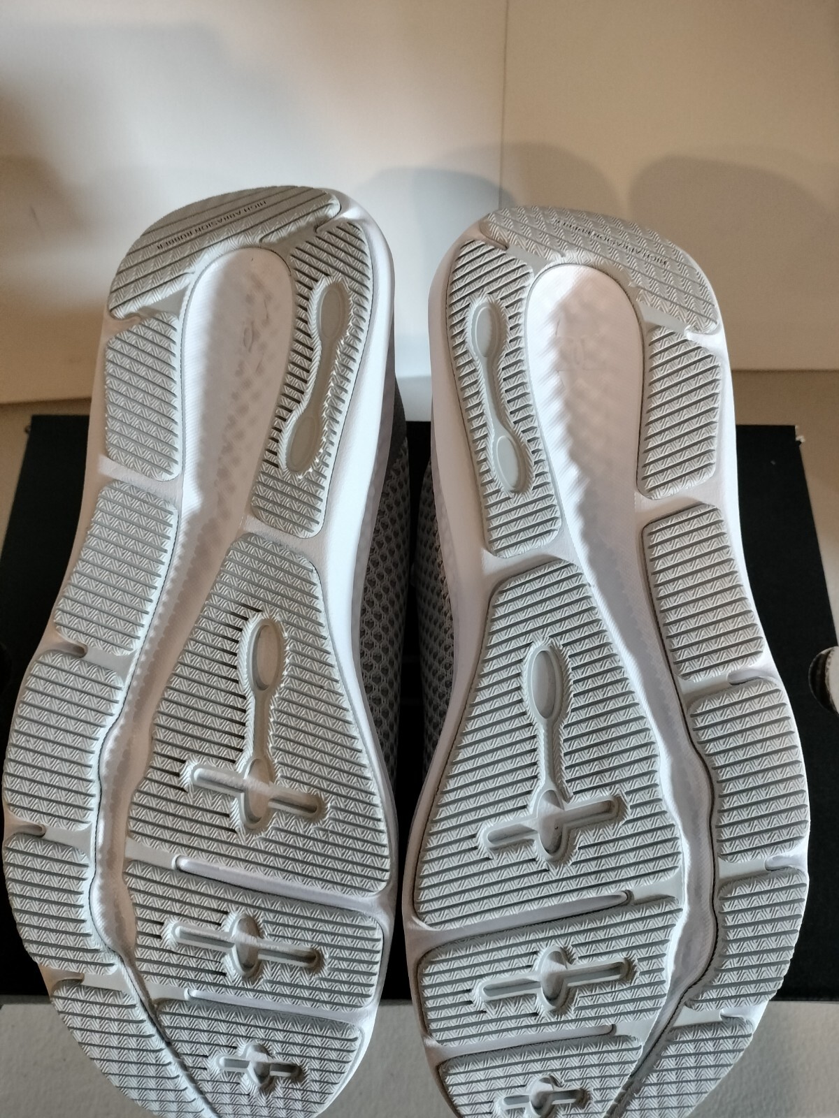 Woman's Sneakers & Athletic Shoes Under Armour Charged Pursuit 3 size 8.5