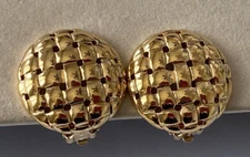 VINTAGE KREMENTZ  CHUNKY GOLD TONE BASKETWEAVE CROSS HATCH CLIP EARRINGS W 1 PAD