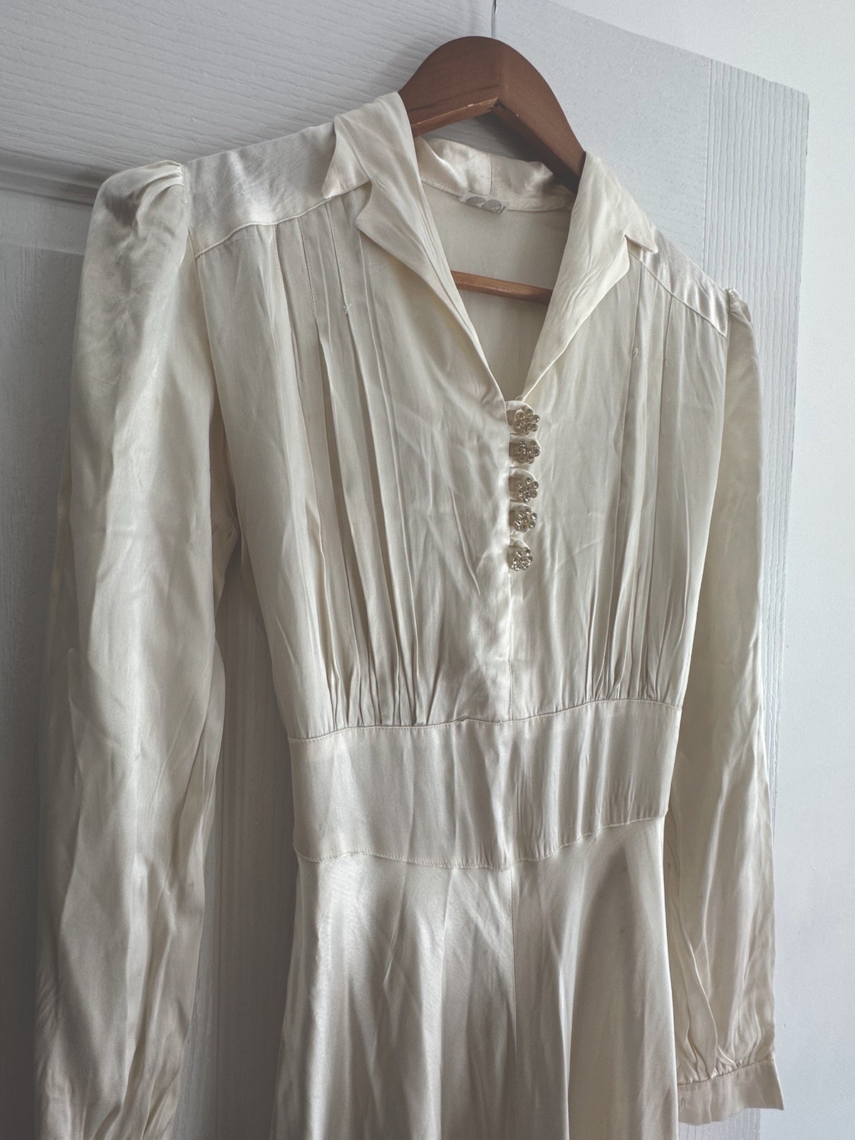 Ivory 100% Silk CC41 wedding dress in size XS/S. Excellent vintage condition.