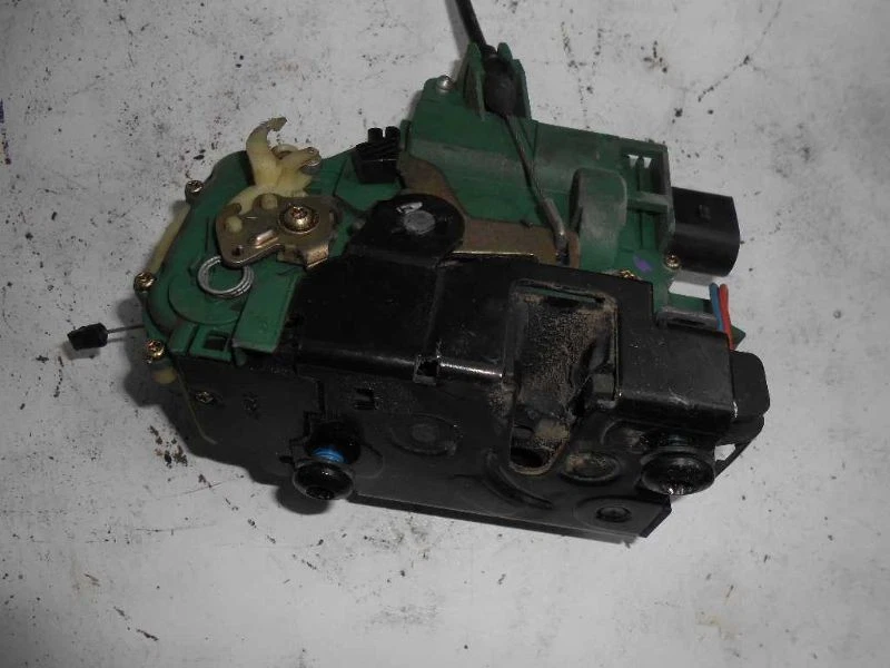 Actuador de cerradura de puerta lado izquierdo del conductor Volkswagen Golf 2003 Foto 2 de 4