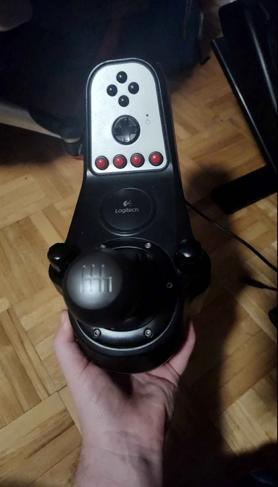 Simulador de corrida Logitech com cadeira de rodas aberta - Imagem 4 de 4