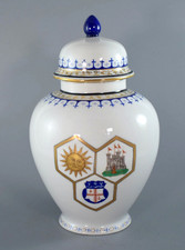 VINTAGE ROYAL & SUN ALLIANCE INSURANCE LIMITED CERAMIC LIDDED URN c1990