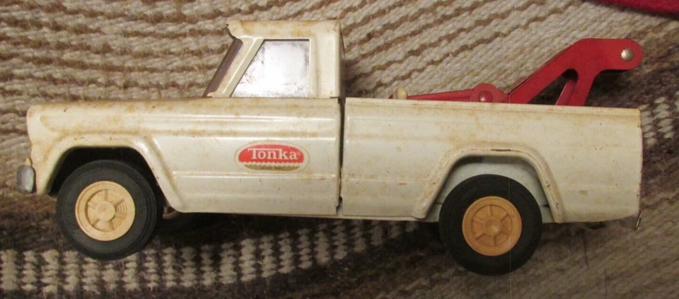 vintage tin Tonka tow truck 9" long hard rubber tires toys Jeep - Image 3 of 4