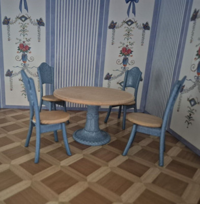 Dora Kuhn Marianne Modelle Tisch & 4 Stühle Zubehör Puppenstube Puppenmöbel Rar