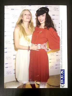 THEODORA RICHARDS ELIZABETH JAGGER Candid 2005 LONDON Press Photo EMBASSY CLUB
