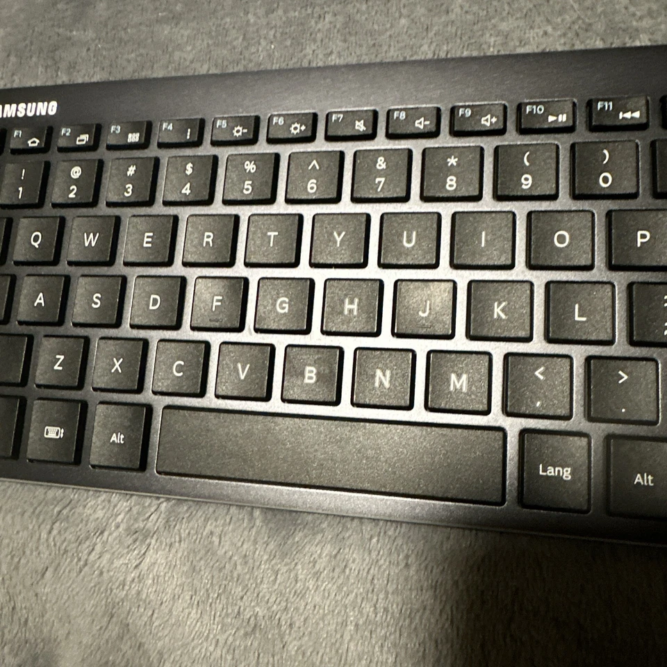 Samsung Model EE-BT550 Wireless Bluetooth Keyboard & USB cord, Tested. - Image 4 of 4