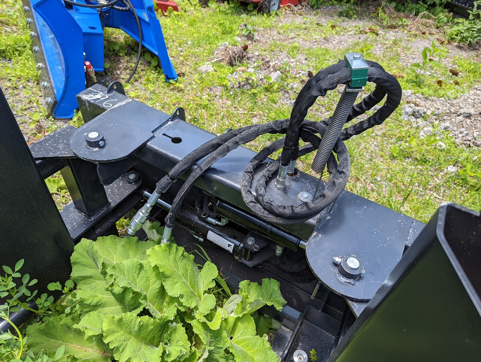 New Wolverine skid steer bale Grabber Clamp Skidsteer Bobcat Cat Spear