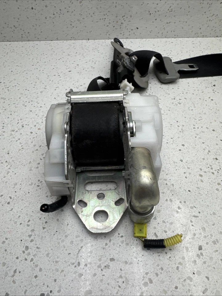 2007–2012 Lexus LS460 Front Left Seat Belt Pretensioner OEM J090331 B414-16 - Image 2 of 4