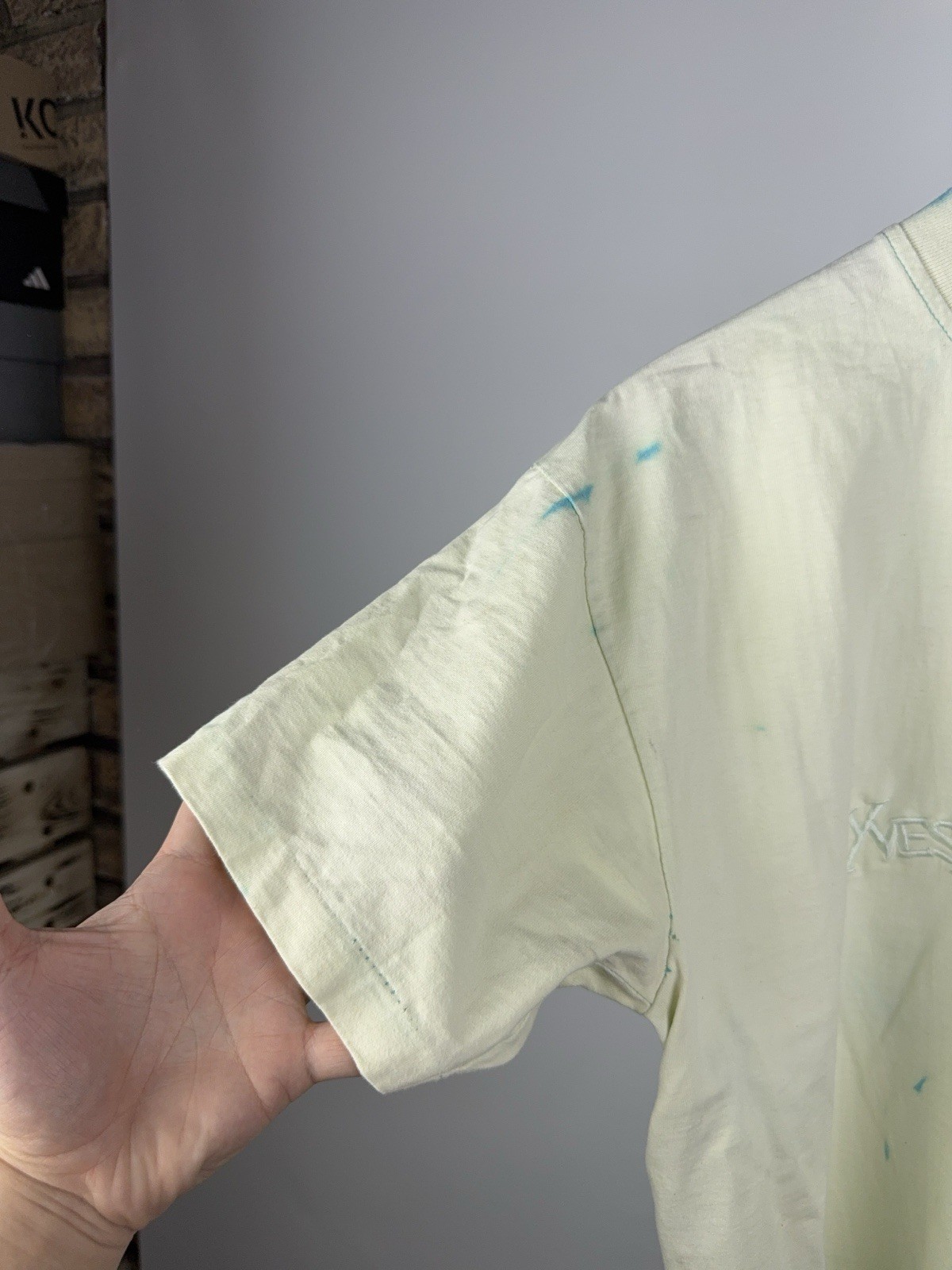 SAINT LAURENT T shirt stile Y2K anni 90 tinta candeggina come nuova maglietta ispirata YSL logo uomo taglia M