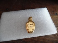 pins parfum amarige de Givenchy ( doré )