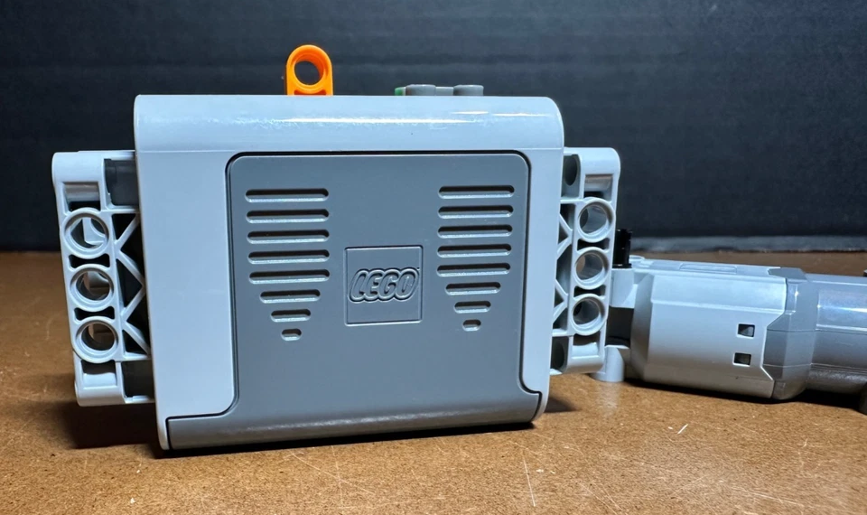 Lego authentic Power Functions Battery Box & Lego 8883 Motor 2005 genuine works! - Image 4 of 4