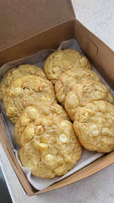 24 absolutely delicious sugar free white chocolate chip cookies oatmeal nuts