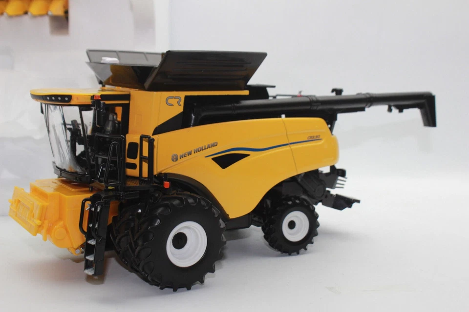 Sale Ertl 13973 New Holland CR9.90 Combine Harvester 1:3 2 Twin Wheels New - Image 3 of 4