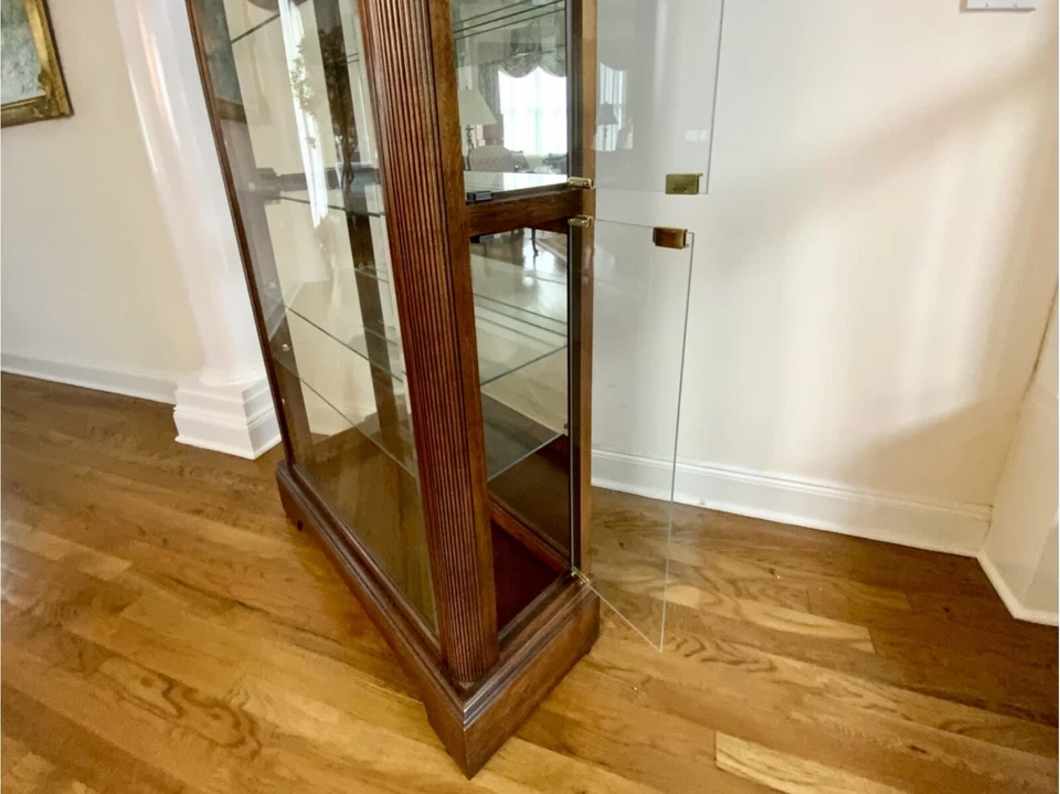 Vintage Illuminated Mahogany And Glass Vitrine Display Cabinet - Image 4 of 4