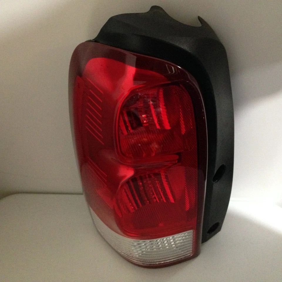 Luz trasera lateral izquierda Chevy Uplander/Pontiac Montana 2005-2009 OEM perfecta Foto 2 de 4