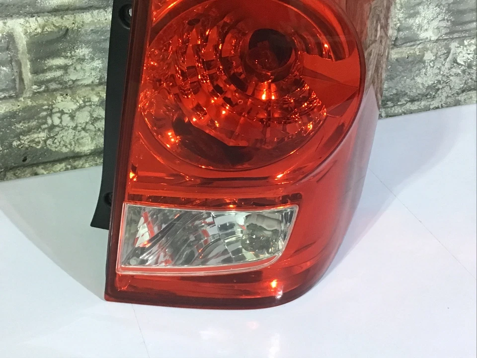 Luz trasera derecha Mazda Tribute 2008-2011 (lado del pasajero) OEM, COMPLETA Foto 3 de 4