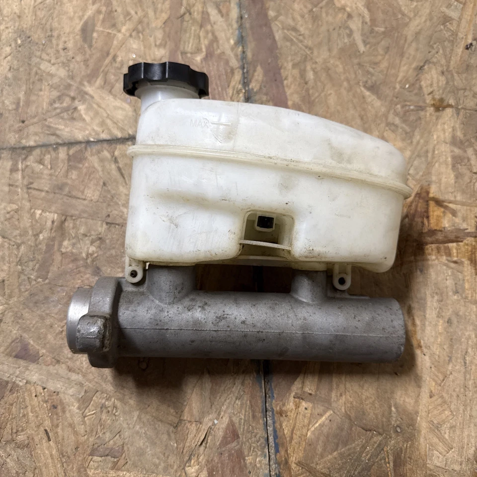 Главный тормозной цилиндр 03–07 GMC Sierra K1500/Express Van 2500 - Изображение 2 из 4