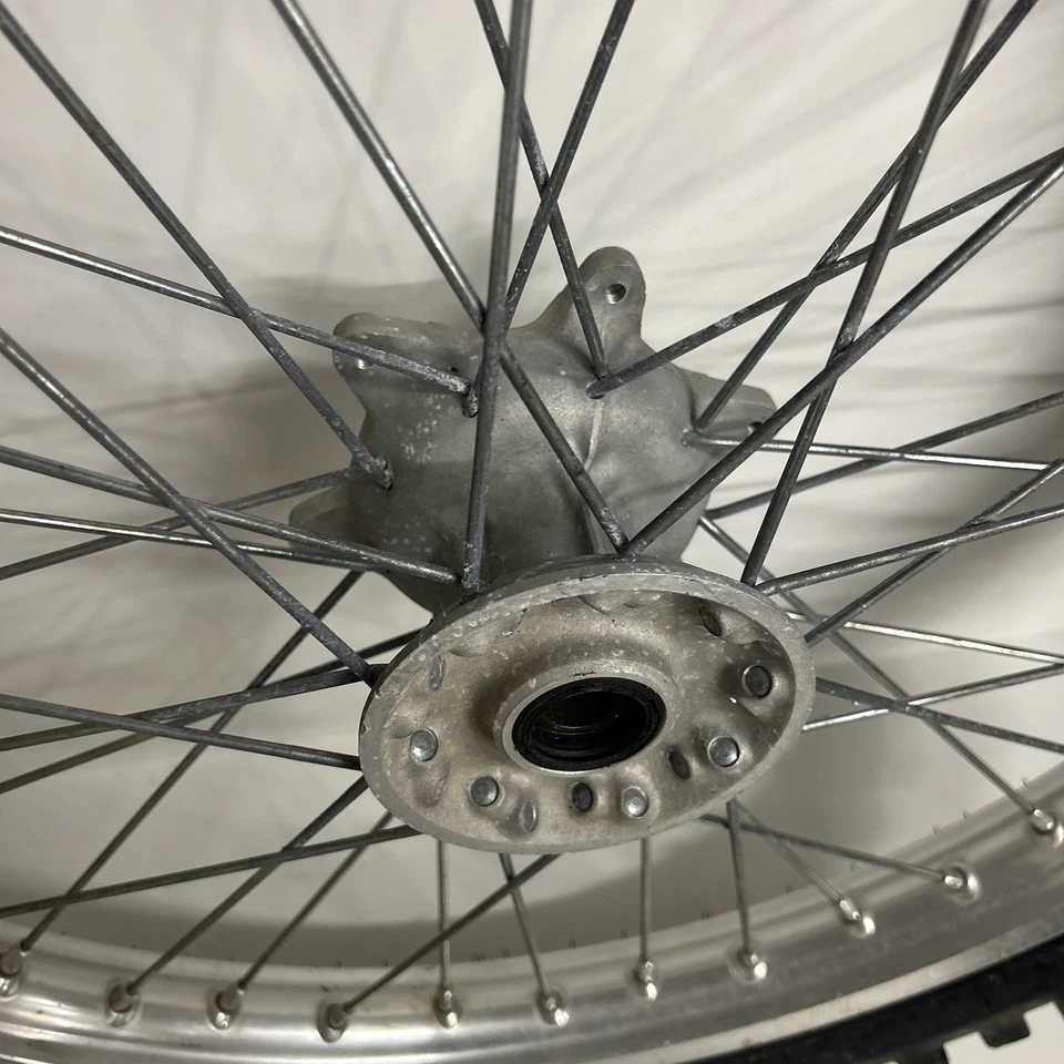 01 02 2002 SUZUKI RM250 RM 250 RUEDA DELANTERA MONTAJE BUJE RADIOS LLANTA NEUMÁTICO Foto 3 de 4