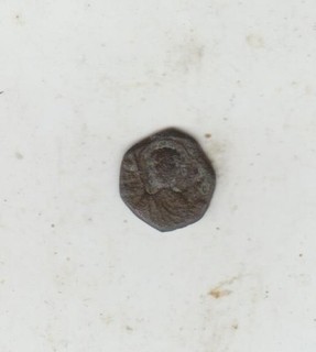 Ungewöhnliche kleine antike byzantinische Bronzemünze 13 mm x 14 mm einige gute Details