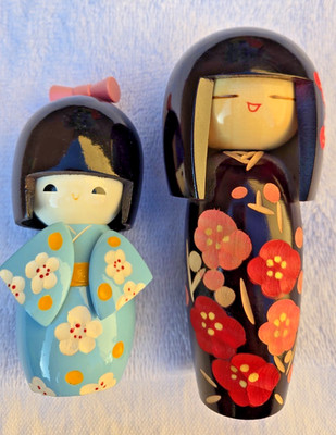 Set of 2 Sosaku Kokeshi Japanese Dolls Carved Blk Pink/Geisha Blue Girl