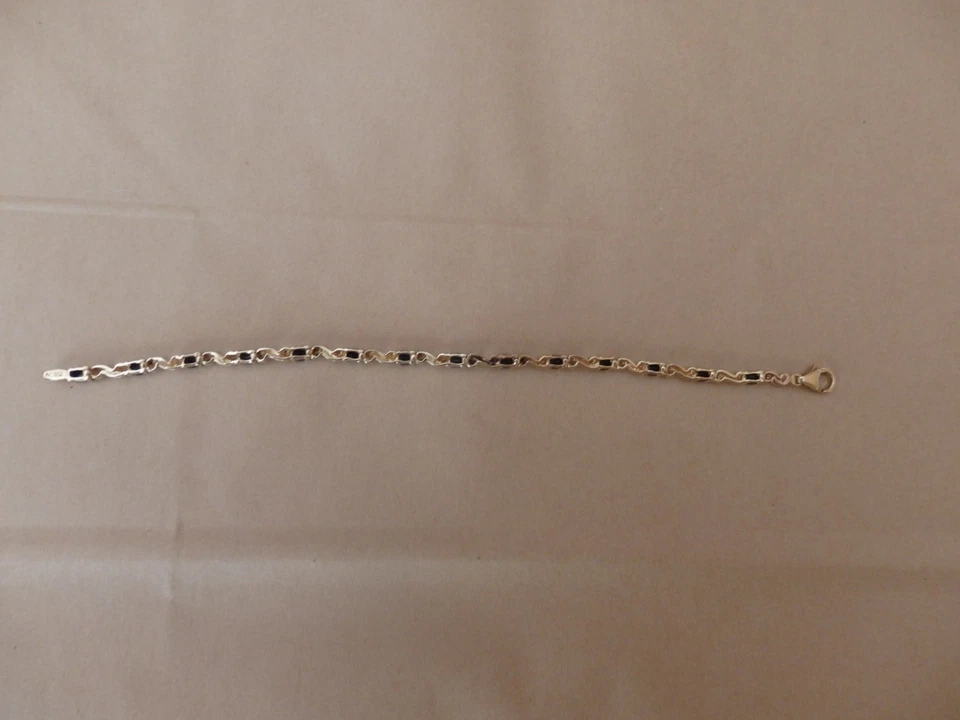 Brazalete de tenis de oro de 9 quilates con zafiros y diamantes Foto 2 de 4