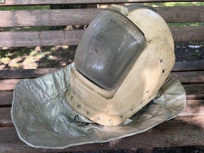 ANTIKER RAF Feuerwehrhelm; hitzereflektierendes Wantenschild; ORIGINAL, 70er Jahre