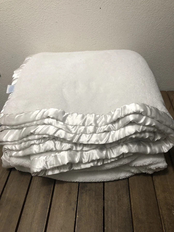 Simply Shabby Chic Queen Size Blanket White Satin Trim 2 Ply Plush 93x95” EUC - Image 2 of 4