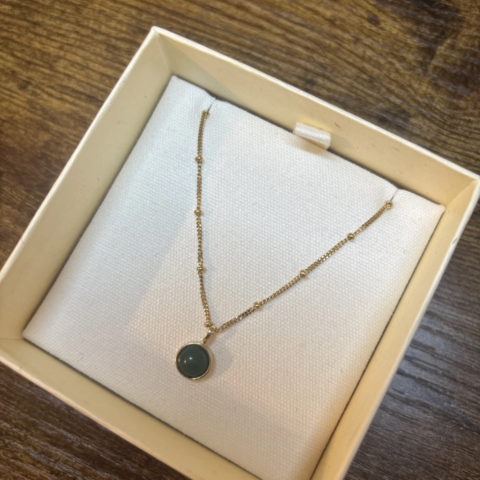 Collar de piedra curativa de aventurina verde Daisy London acabado dorado Foto 2 de 3