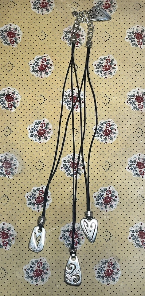 "Collar Brighton Brasileño Cordón Negro Triple Hila Plata Dijes Corazón 18"" Ajustable" Foto 2 de 4