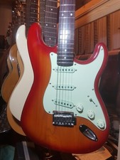 SQUIER de FENDER STRAT - SIENNA SUNBURST