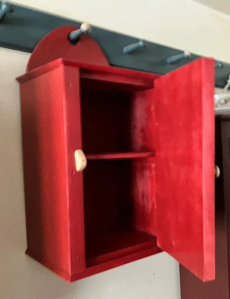 Armario colgante clásico estilo coctelera hecho a mano de pino, armario Foto 2 de 4