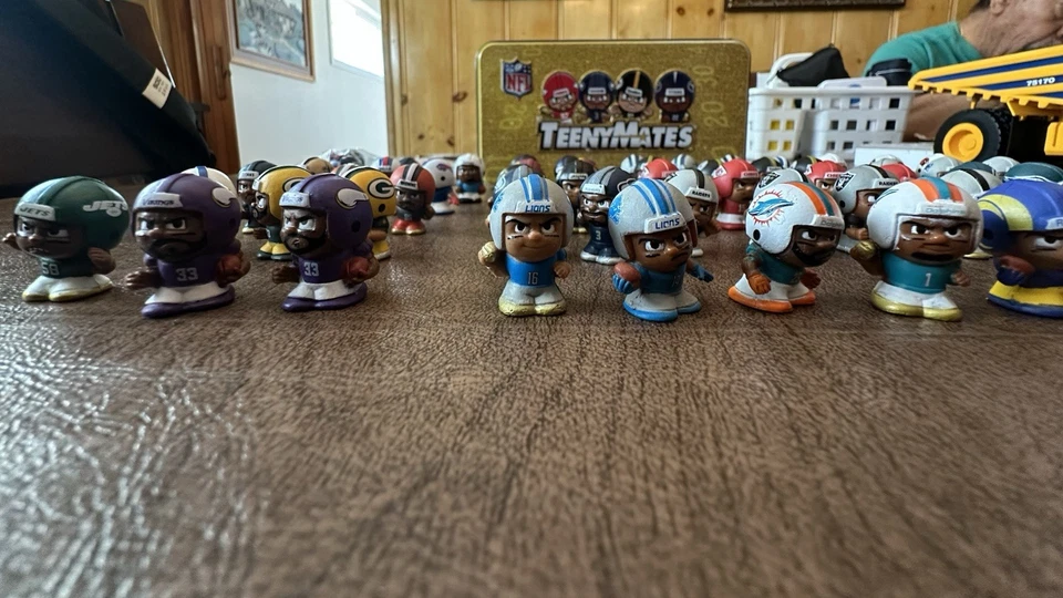 ENORME LOTE NFL Teeny Mates - Más de 60 figuras y 1 lata Foto 4 de 4