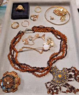 Lot de bijoux fantaisie modernes anciens et/ou vintage